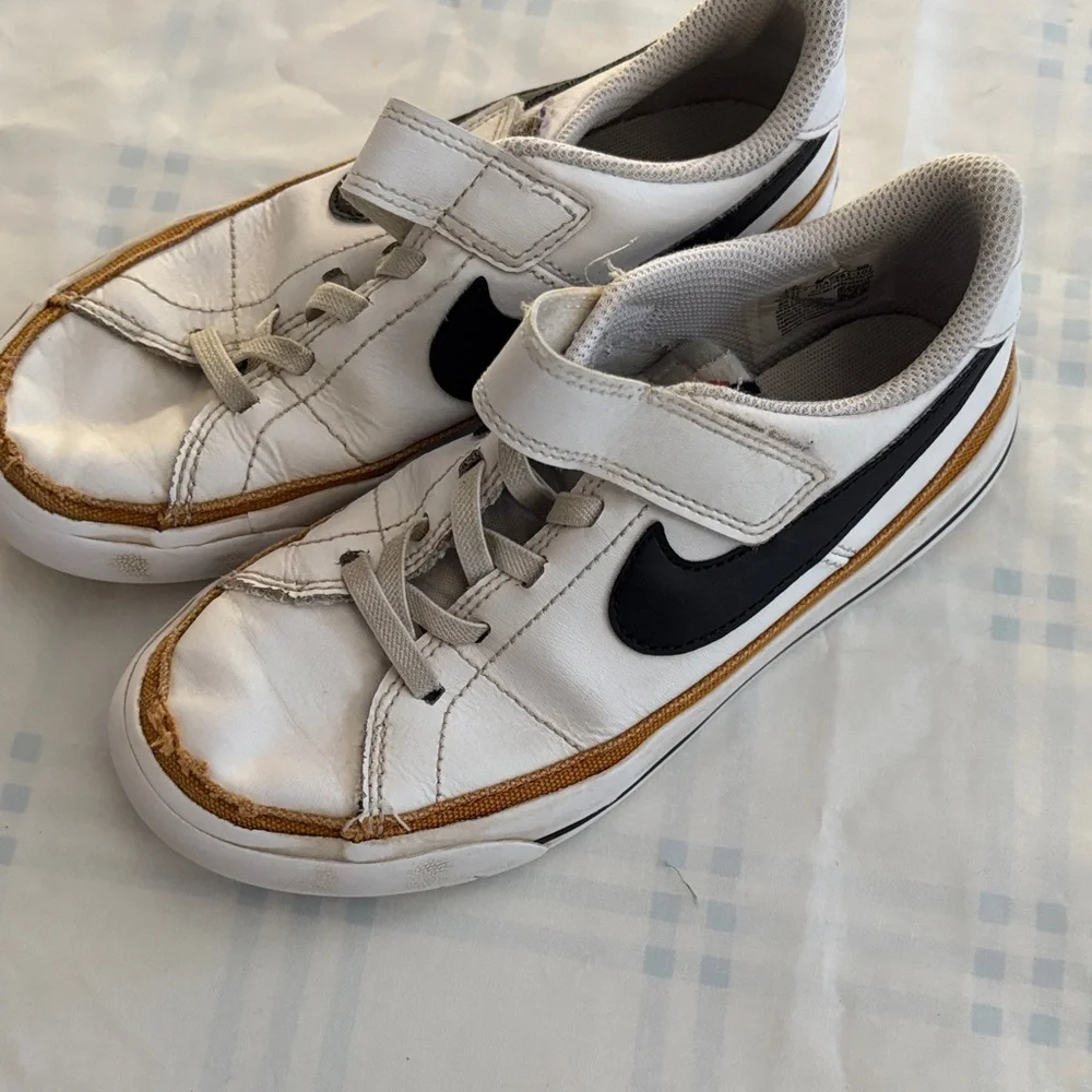 Nike White and Black Sneakers with‎ Velcro Strap size us13c